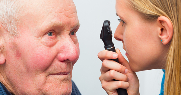 Trápi aj vás šedý zákal? Toto by ste mali o očnej chorobe vedieť